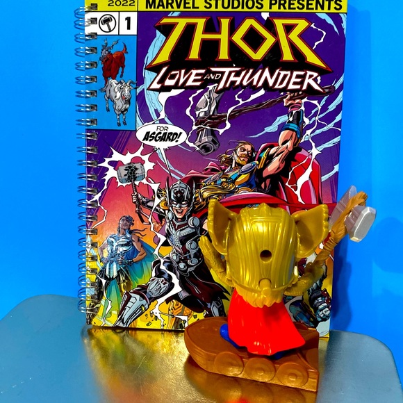MARVEL STUDIOS THOR LOVE AND THUNDER BUNDLE 2022 MCDONALD’S #5 TOY & NOTEBOOK - Picture 4 of 8